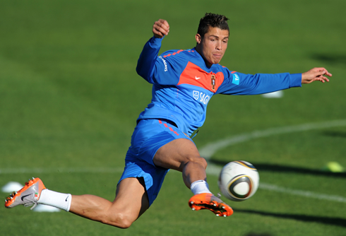 Cristiano Ronaldo free style and acrobatic shot, in the Portuguese National Team training session