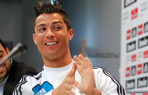Cristiano Ronaldo applauding and being funny in an interview, in 2013