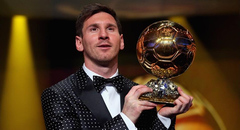 Lionel Messi hanging the FIFA Balon d'Or 2012 trophy in the air, for a photo to be taken
