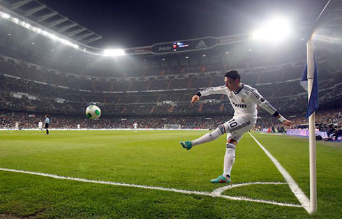 Mesut Ozil taking a corner kick for Real Madrid in 2013
