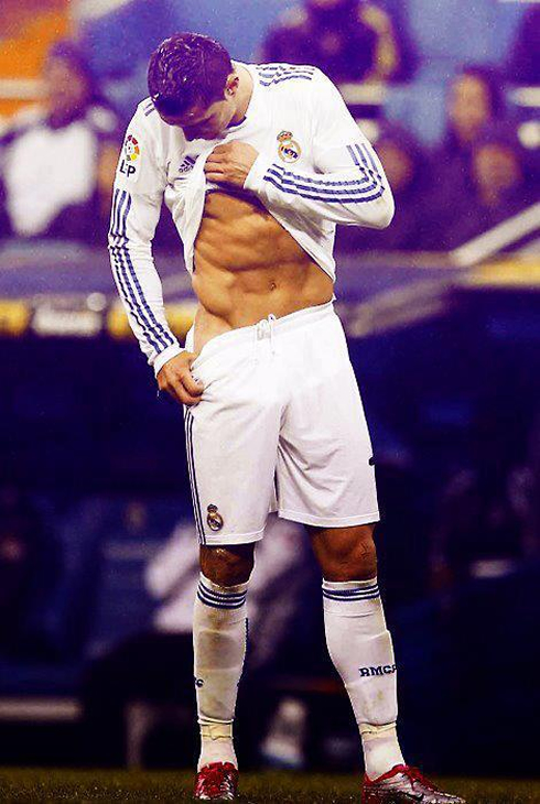 Cristiano Ronaldo athletic body and ripped off six pack abs, in 2013