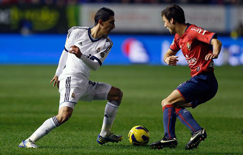 Angel Di María dribbling an opponent, in Real Madrid vs Osasuna