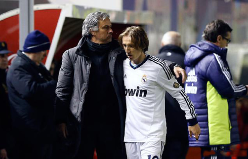 José Mourinho comforting Luka Modric, after subbing him in Real Madrid 2013