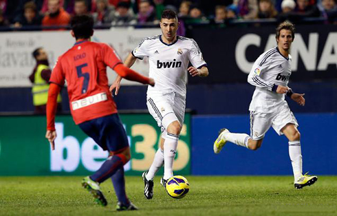 Karim Benzema running with the ball close to his foot, in Osasuna 0-0 Real Madrid, in the Spanish League 2013