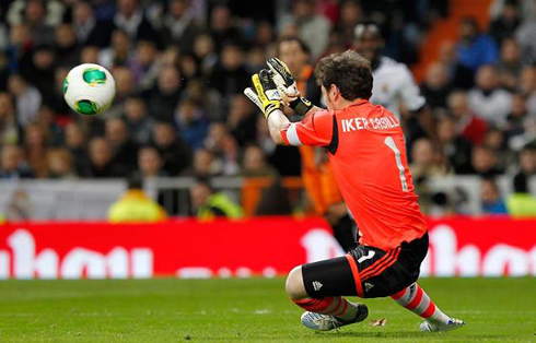 Iker Casillas going to the ground to stop a shot, in a Real Madrid game in 2013