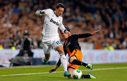Mesut Ozil getting past an opponent, in Real Madrid vs Valencia, in 2013