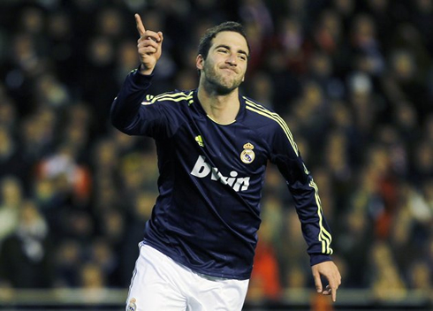 Gonzalo Higuaín scoring and celebrating a goal for Real Madrid, in 2013