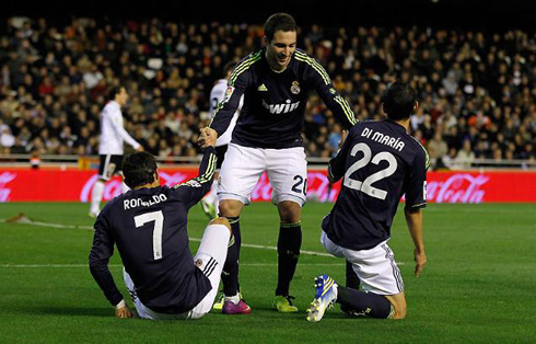 Gonzalo Higuaín stretching his hands to Ronaldo and Di María, in Real Madrid 2012-2013