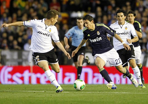 Angel Di María making a slalom between João Pereira and Tino Costa, in Valencia vs Real Madrid, in 2013