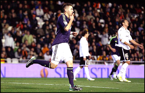 Karim Benzema goal celebration in Valencia 1-1 Real Madrid, in 2013