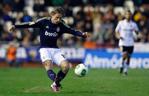 Luka Modric making a cross during a soccer game for Real Madrid, in the Copa del Rey 2013