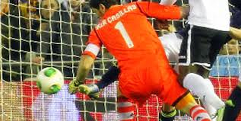 Iker Casillas injury and hand broken, after a kick from Alvaro Arbeloa, in Valencia vs Real Madrid