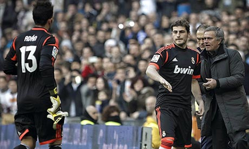Iker Casillas preparing to enter as a substitute for Antonio Adán, in Real Madrid