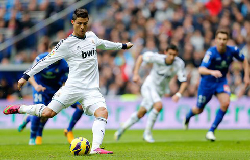 Cristiano Ronaldo taking a penalty-kick in Real Madrid vs Getafe, in 2013