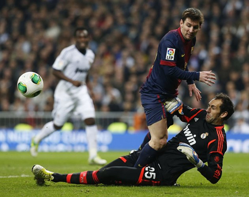 Diego López denying Lionel Messi the chance to score, in Real Madrid vs Barcelona, in 2013