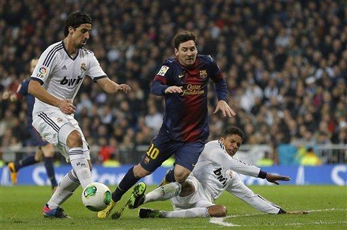 Raphael Varane world-class tackle, in a defensive action vs Lionel Messi, in Real Madrid vs Barcelona, in 2013