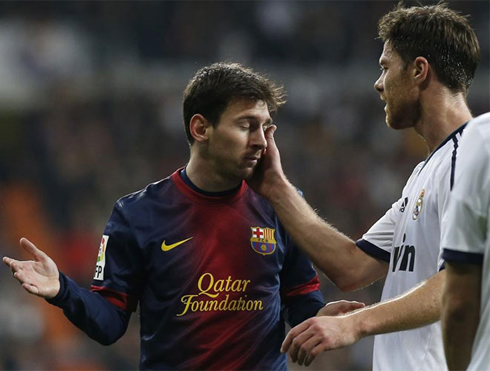 Xabi Alonso slapping Lionel Messi in the face, during Real Madrid vs Barcelona, in 2013
