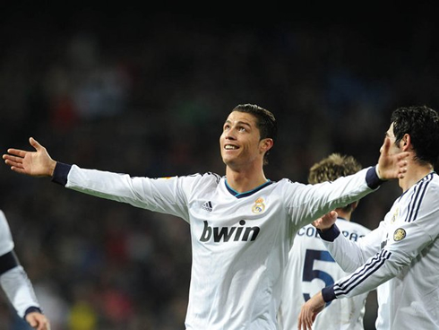 Cristiano Ronaldo smiling and opening his arms towards the Real Madrid crowd, in 2013