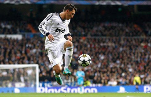 Mesut Ozil gifted touch when receiving a pass in the air, in Real Madrid vs Manchester United, in 2013