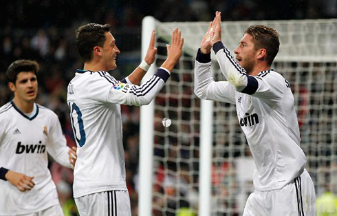 Sergio Ramos thanking Mesut Ozil for his assist, in a game for Real Madrid in 2013