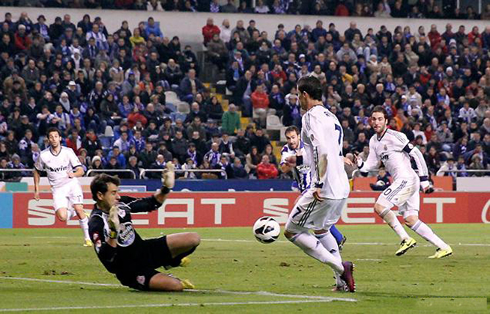 Cristiano Ronaldo assisting Gonzalo Higuaín for an easy empty net tap-in goal, in Real Madrid 2013