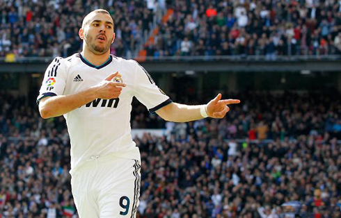 Karim Benzema celebrating his opener in Real Madrid 2-1 Barcelona, in 2013