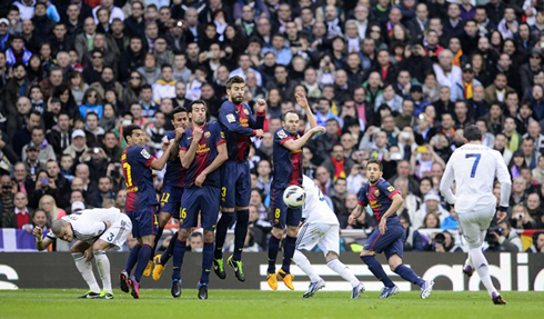 Cristiano Ronaldo free-kick in Real Madrid 2-1 Barcelona, for La Liga in 2013