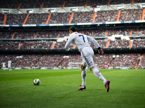 Cristiano Ronaldo side free-kick, in Real Madrid vs Barcelona, for the Spanish League, in 2013