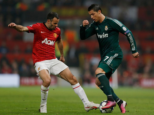 Cristiano Ronaldo dribbling Ryan Giggs in Manchester United vs Real Madrid, in 2013