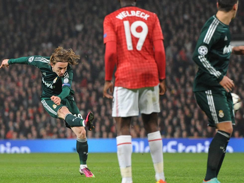 Luka Modric superb goal in Manchester United vs Real Madrid, in 2013