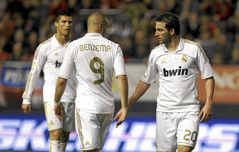 Benzema and Higuaín tipping hands, in Real Madrid 2013