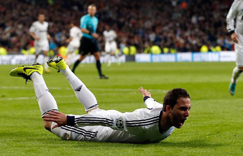 Gonzalo Higuaín diving into the grass, to celebrate his goal for Real Madrid against Galatasaray, in 2013