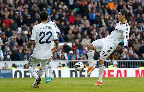 Cristiano Ronaldo superb 1-touch finish, in Real Madrid 5-1 Levante, in 2013