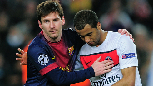 Lionel Messi comforting Lucas Moura, after Barcelona vs PSG, in Champions League 2013