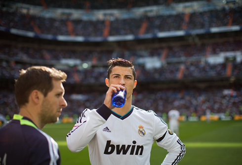 Cristiano Ronaldo drinking water from a bottle in the Santiago Bernabéu, in 2013