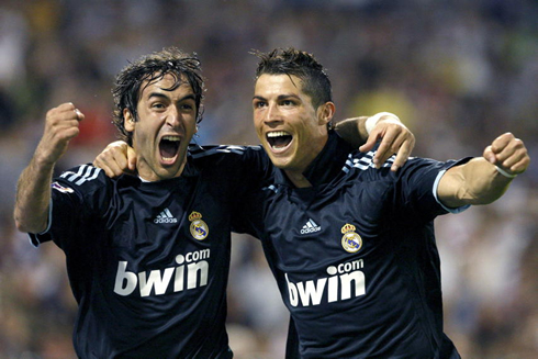 Raúl Gonzalez side by side with Cristiano Ronaldo, in Real Madrid in 2010