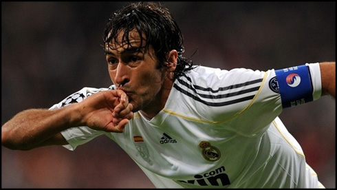 Raúl Gonzalez trademark goal celebration, kissing his finger in Real Madrid