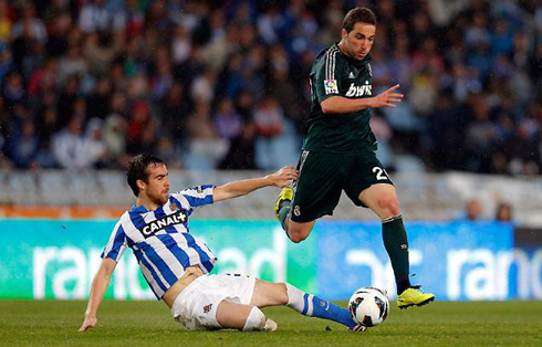 Gonzalo Higuaín taking off and leaving a defender behind, in Real Madrid 2013