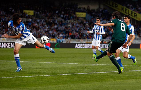 Ricardo Kaká crossing a ball in Real Sociedad 3-3 Real Madrid, in 2013