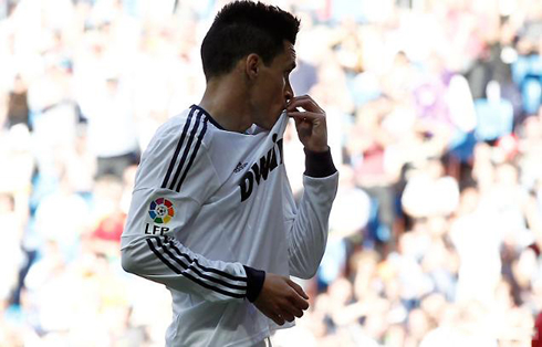 Callejón kissing Real Madrid badge after scoring his team's last goal against Osasuna
