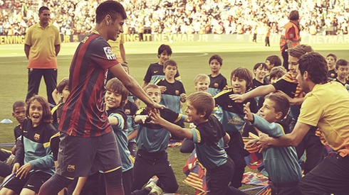 Neymar stepping in to the Camp Nou for the first time on his life