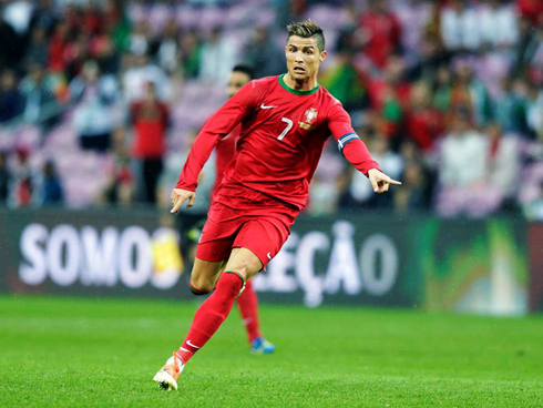 Cristiano Ronaldo asking for a quick pass to his left