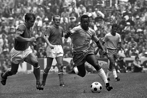 Pelé shielding the ball, in Brazil vs Italy