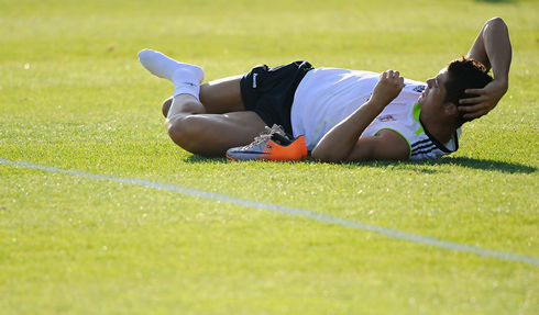 Cristiano Ronaldo doing crunches in a Real Madrid practice, in 2013-2014