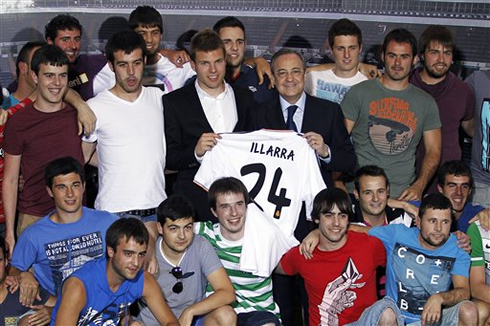 Asier Illarramendi in a photo with his hometown friends, on his presentation day at Real Madrid