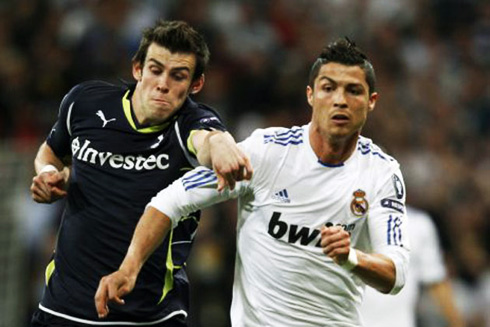 Gareth Bale and Cristiano Ronaldo sprinting next to each other, in Real Madrid vs Tottenham