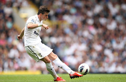 Gareth Bale free-kick technique is the same as Cristiano Ronaldo tomahawks