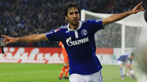 Raúl González celebrating a goal for Schalke 04, in German Bundesliga 2010-2011