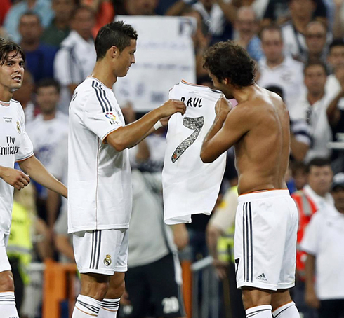Cristiano Ronaldo receiving from Raúl his number 7 jersey, at half-time of Real Madrid's Santiago Bernabéu trophy game