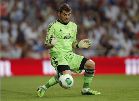 Iker Casillas making a clumsy save, in Real Madrid 2013-2014